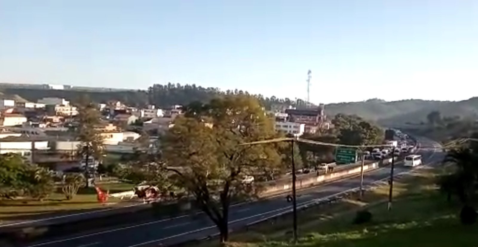 Carro capota no KM 38 da Anhanguera, Helicóptero Águia no local para o resgate