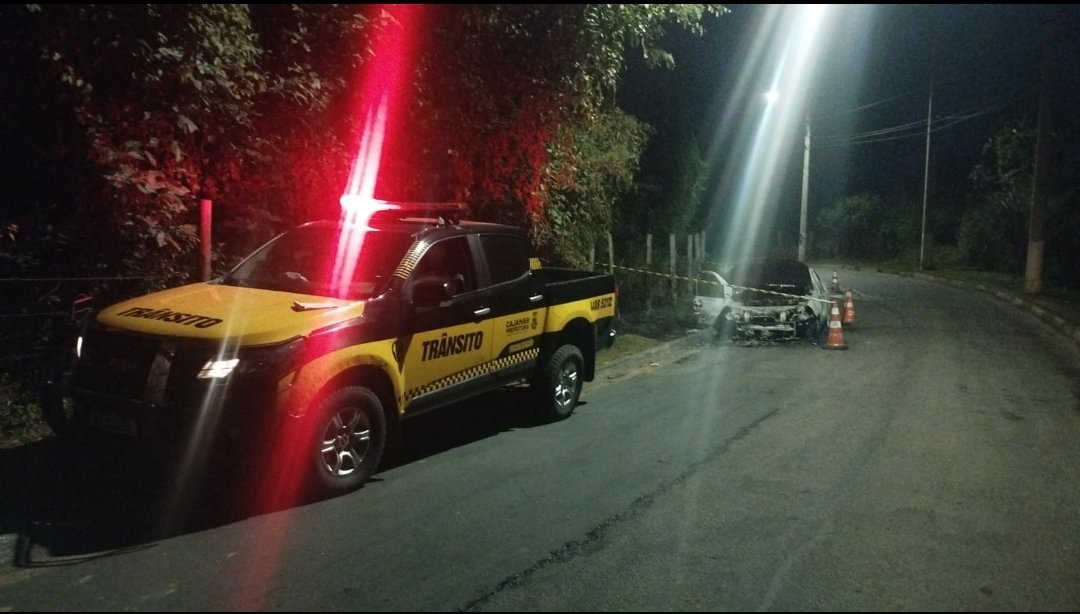 VEÍCULO PEGA FOGO NO BAIRRO DO POLVILHO