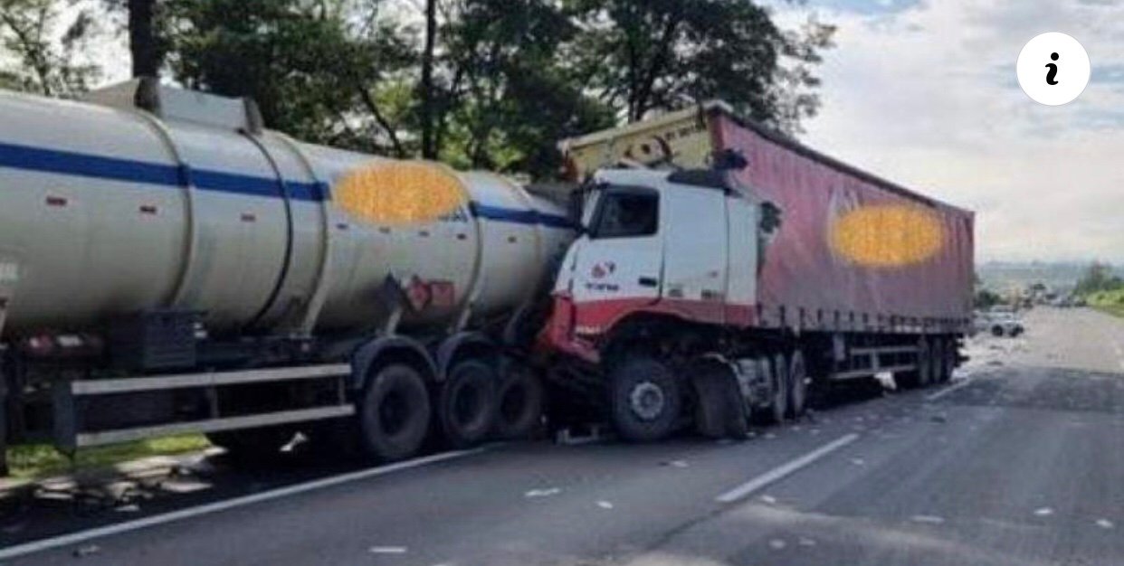 Acidente entre duas carretas na Rodovia dos Bandeirantes