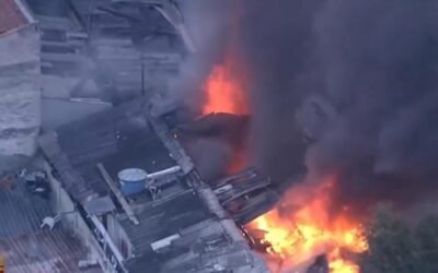 Incêndio destrói edificações no Bairro Liberdade, em São Paulo